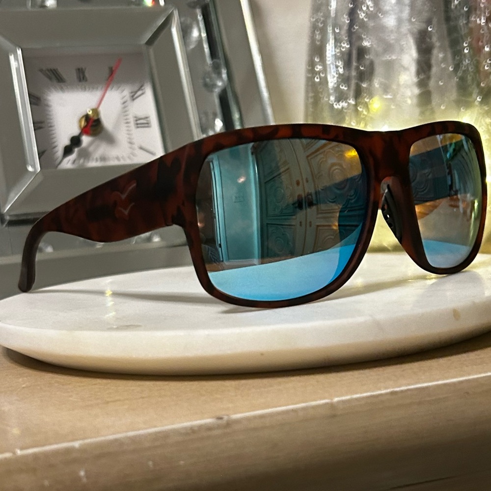 I Sea mirrored  polarized sunglasses - in very good condition with soft case